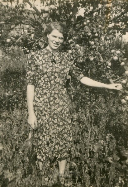 KKE 4754.jpg - Fot. Portret. Jadwiga Jarzynowska (z domu Siemaszko) – mama Marii Jolanty Mierzejewskiej (z domu Jarzynowska), Święciany, 1943 r.